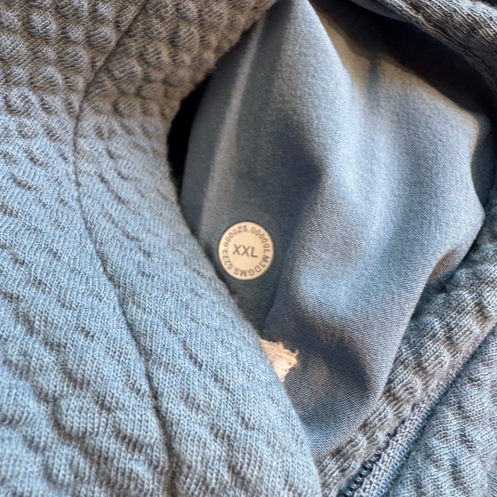 Men’s Lululemon Blue Textured Hoodie with zip pockets. - Picture 3 of 6